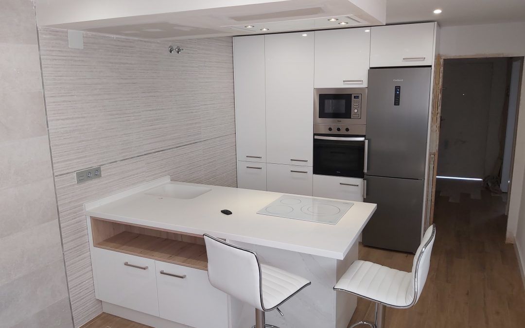 Cocina con península moderna y práctica