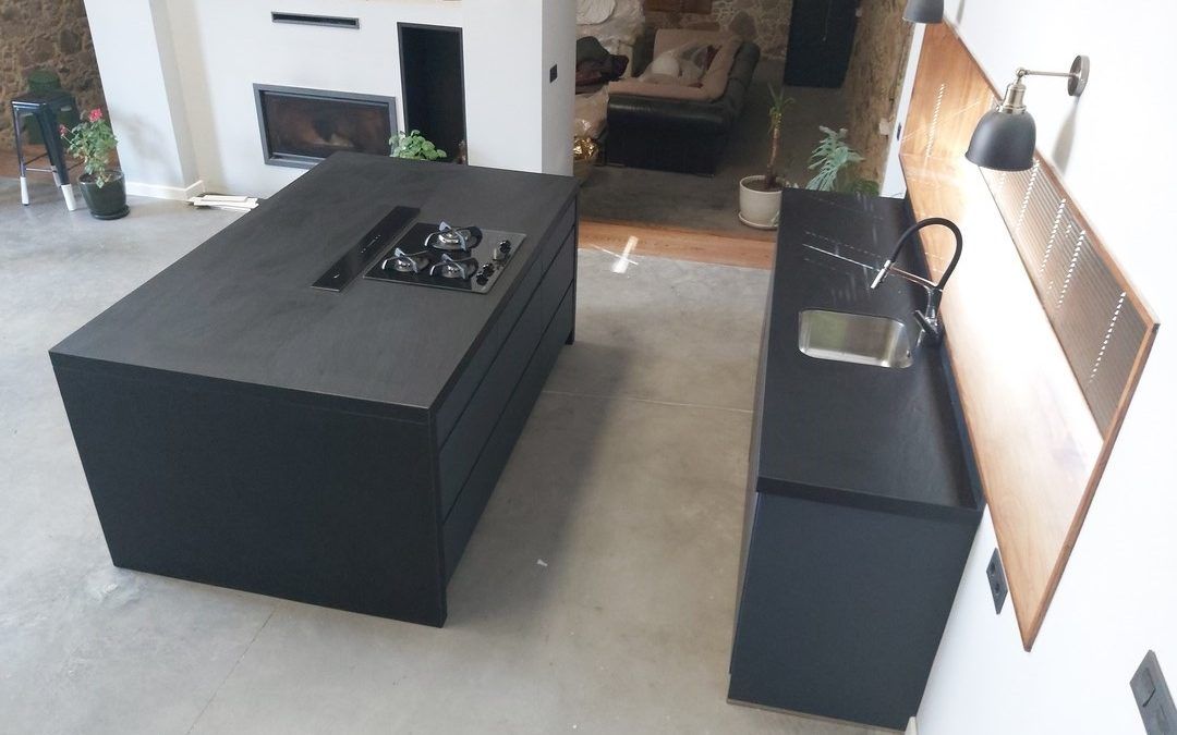 Cocina con campana extractora elevable