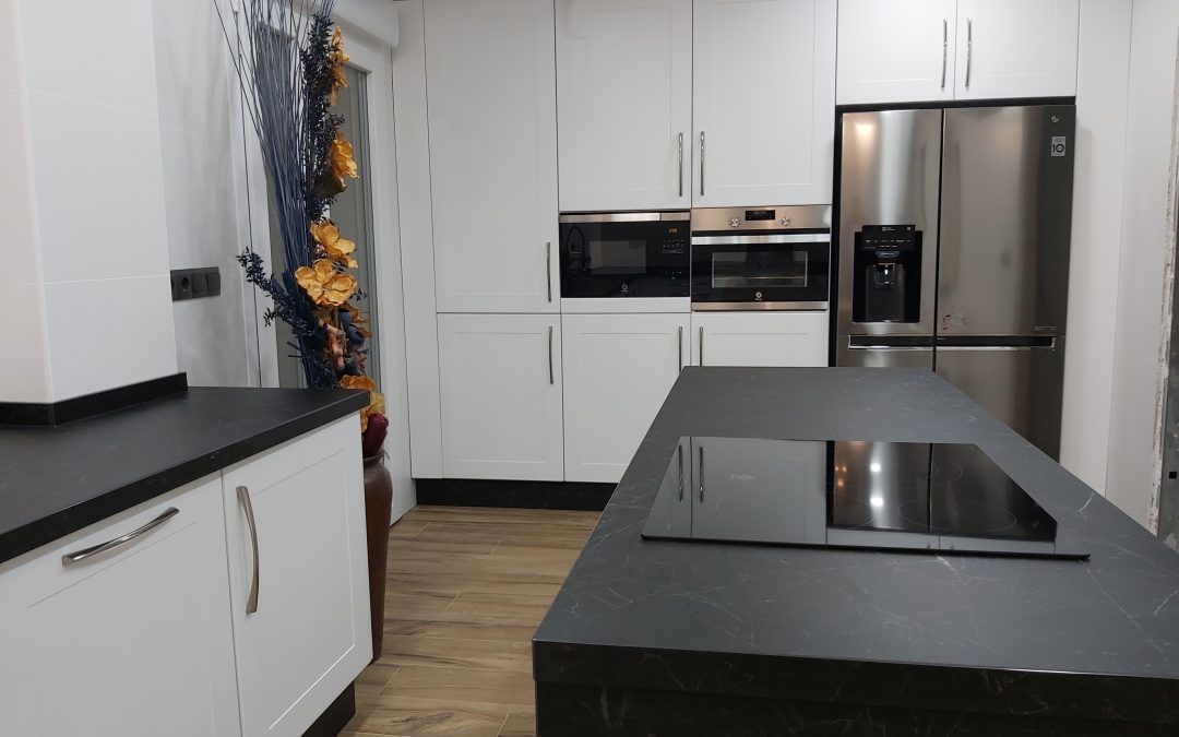 Cocina con frontal de columna compacta