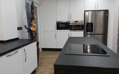 Cocina con frontal de columna compacta