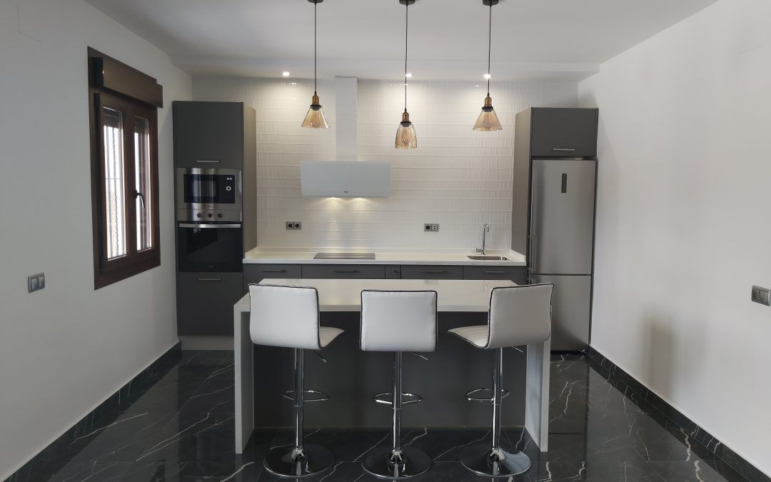 Cocina con puertas antihuella en isla