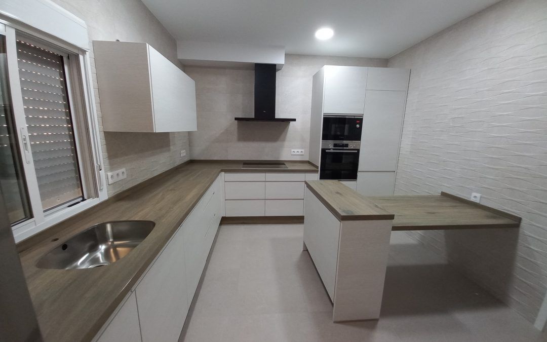 Cocina en porcelánico imitación a madera