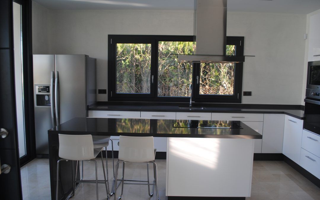 Cocina con vitroceramica y campana en isla
