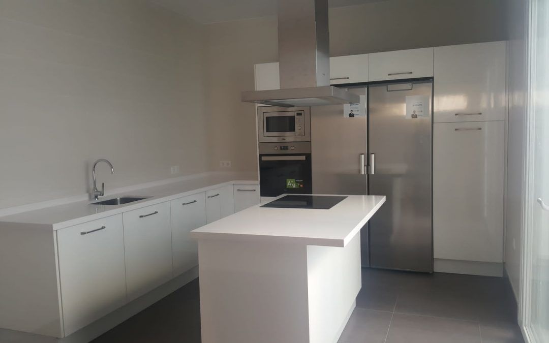 Cocina en laminado y encimera silestone blanco brillo