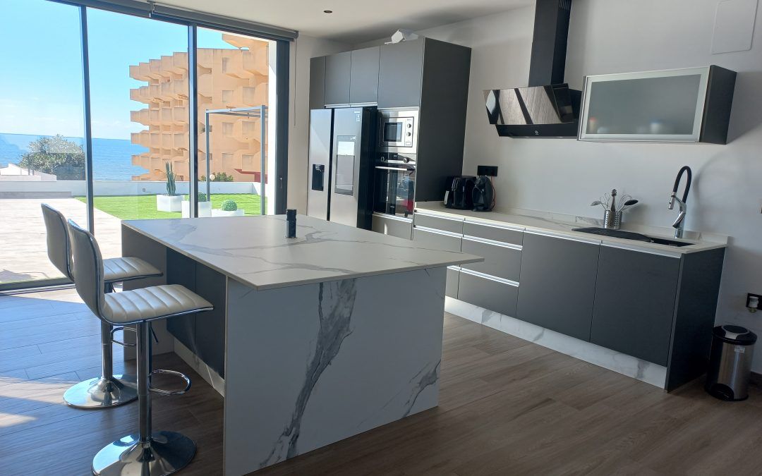 Cocina con vitroceramica invisibe