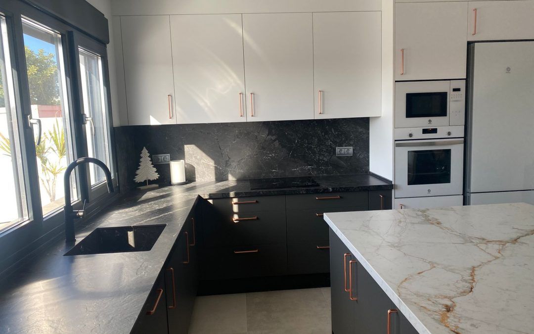 Cocina con encimera revestida de piedra
